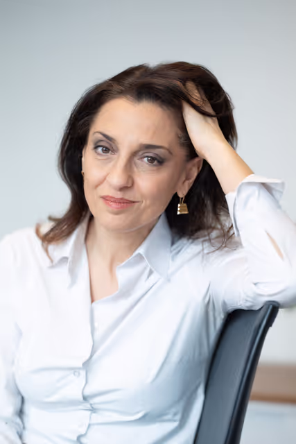 Fotogrāfija 11: Irene TINAGLI in her office in Brussels