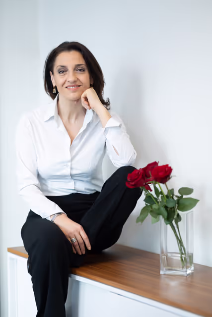 Fotogrāfija 7: Irene TINAGLI in her office in Brussels