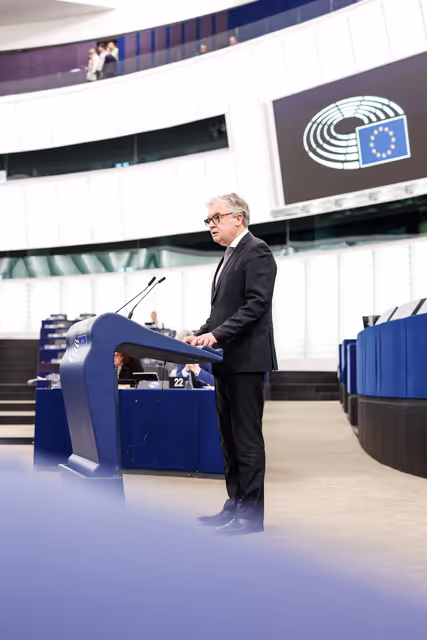 Photo 9: EP Plenary session - Debate on Driving licences