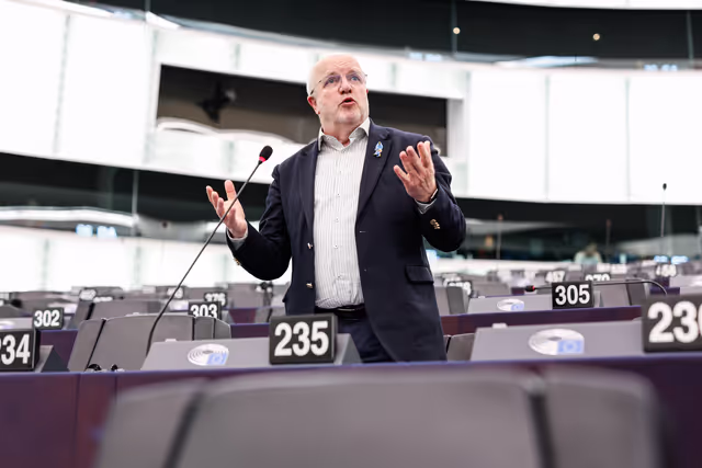 Photo 2: EP Plenary session - Debate on Driving licences