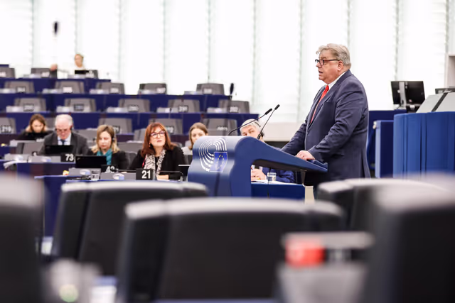 Photo 18: EP Plenary session - Debate on Driving licences