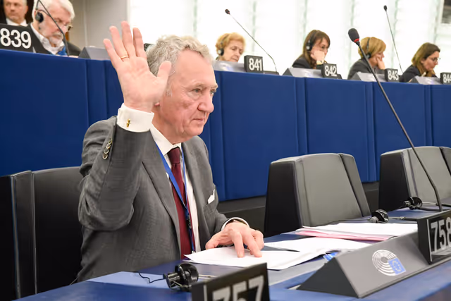 Photo 3: EP Plenary session - Voting session