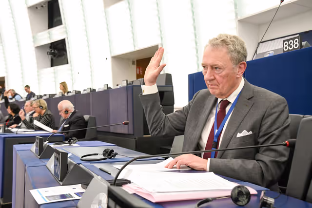 Photo 4: EP Plenary session - Voting session
