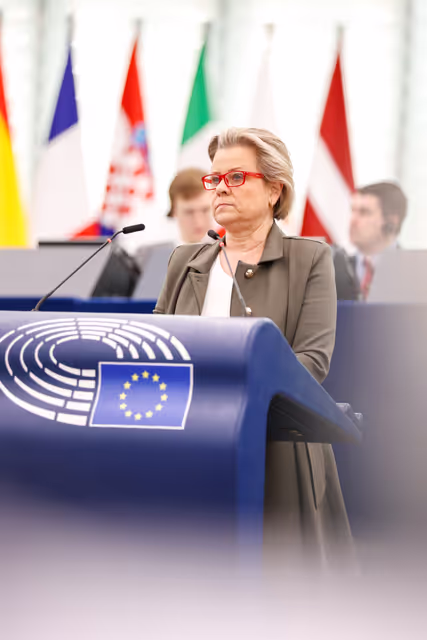 Fotografie 42: EP Plenary session - Oral question - Promised revision of the EU animal welfare legislation and the animal welfare-related European citizens’ initiatives