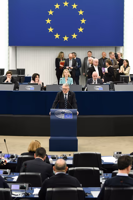 Photo 2: EP Plenary session  - Council and Commission statements - Deterioration of living conditions in the EU