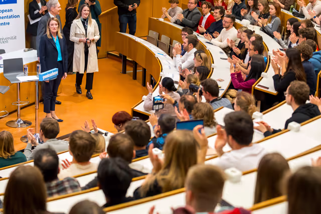 Снимка 9: Official visit by Roberta METSOLA, EP President to Austria - Town Hall discussion with young people