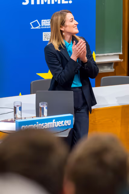 Снимка 8: Official visit by Roberta METSOLA, EP President to Austria - Town Hall discussion with young people