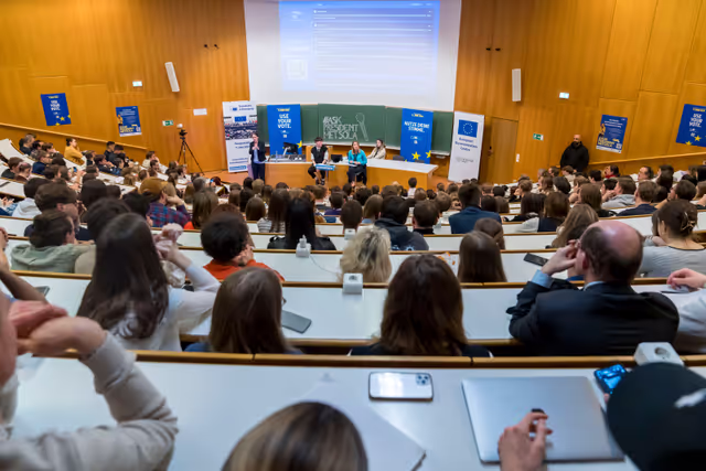 Снимка 6: Official visit by Roberta METSOLA, EP President to Austria - Town Hall discussion with young people