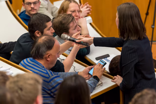 Снимка 4: Official visit by Roberta METSOLA, EP President to Austria - Town Hall discussion with young people
