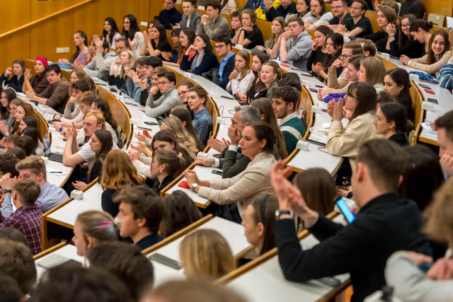 Снимка 3: Official visit by Roberta METSOLA, EP President to Austria - Town Hall discussion with young people
