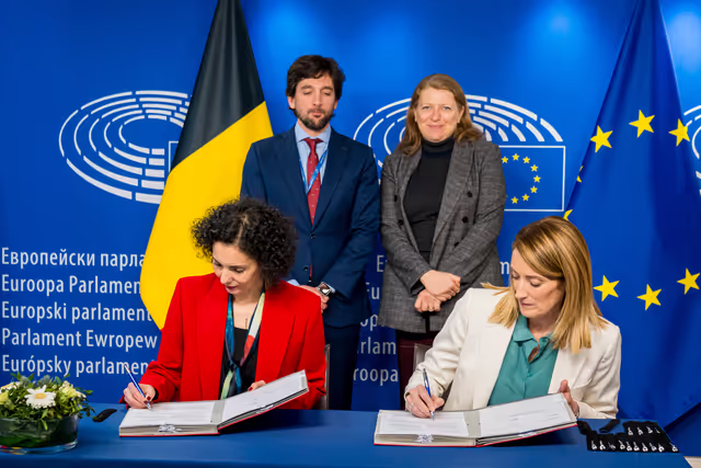 Foto 17: LEX signing ceremony in presence of Roberta METSOLA, EP President
