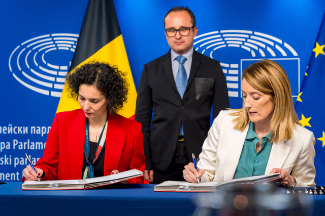 Foto 15: LEX signing ceremony in presence of Roberta METSOLA, EP President
