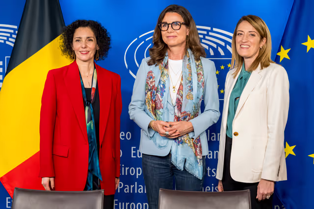 Foto 13: LEX signing ceremony in presence of Roberta METSOLA, EP President