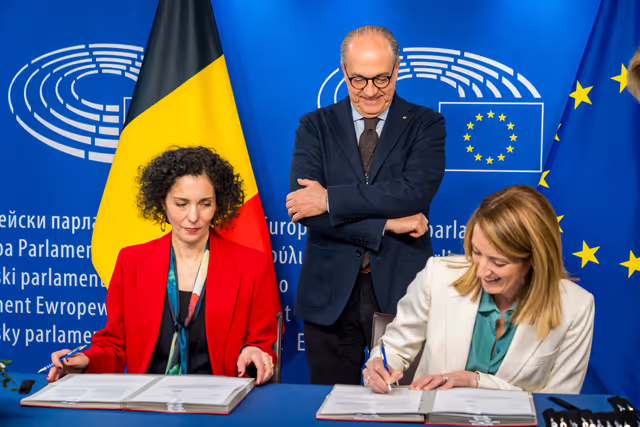 Foto 8: LEX signing ceremony in presence of Roberta METSOLA, EP President