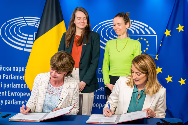 Foto 5: LEX signing ceremony in presence of Roberta METSOLA, EP President