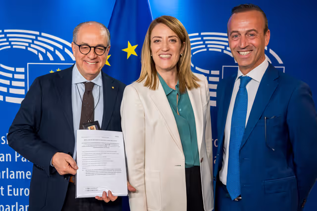 Foto 1: LEX signing ceremony in presence of Roberta METSOLA, EP President