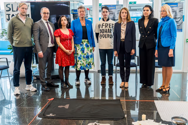 Roberta METSOLA, EP President visits Vigil in support of Johan FLODERUS