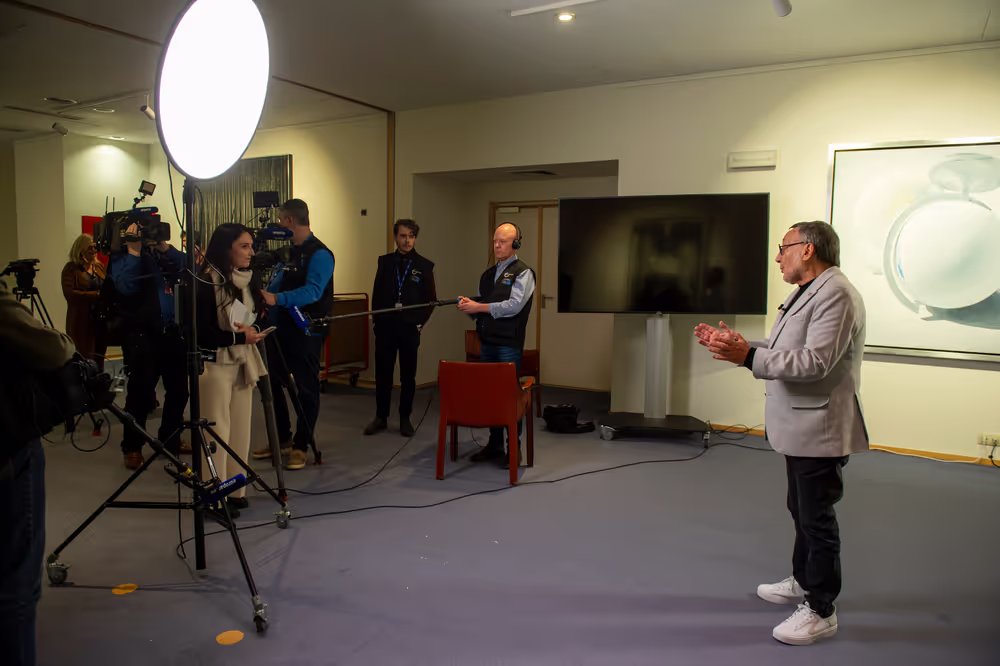 Interviews with the cast for the Hero movie