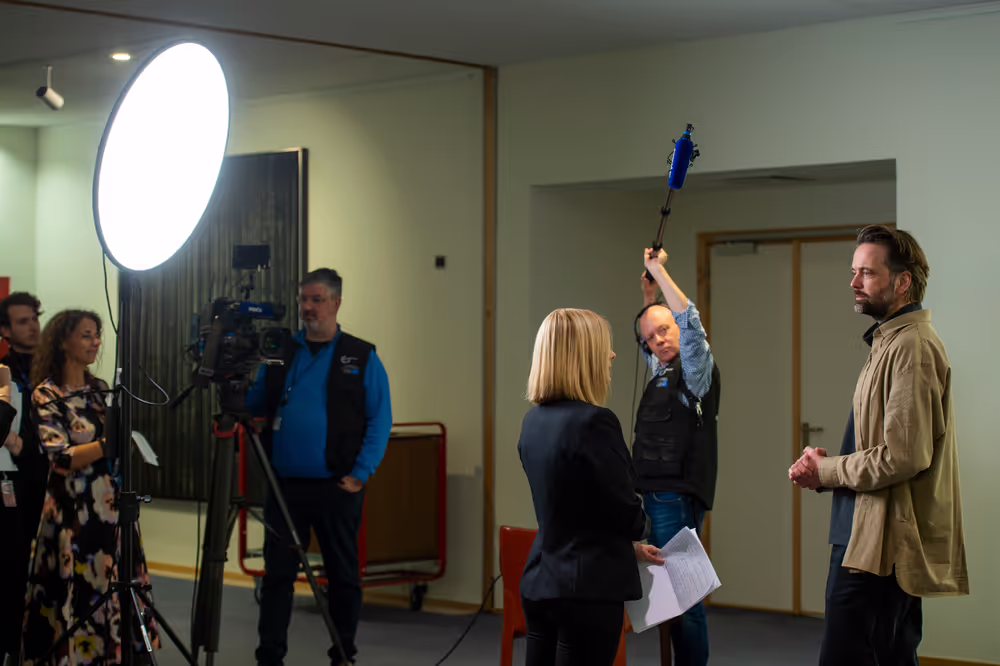 Interviews with the cast for the Hero movie