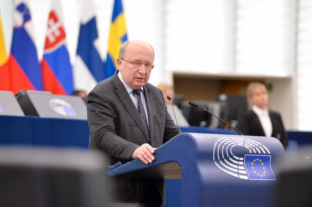 Photo 38 : EP Plenary session - Commission statement - The use of Russian frozen assets to support Ukraine’s victory and reconstruction