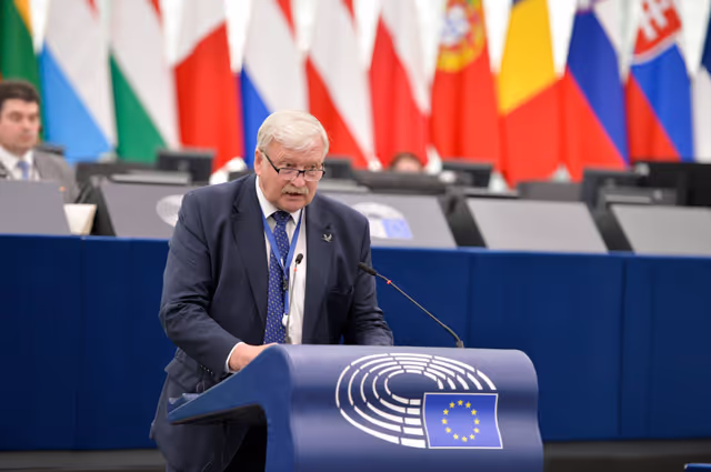 Photo 27 : EP Plenary session - Commission statement - The use of Russian frozen assets to support Ukraine’s victory and reconstruction