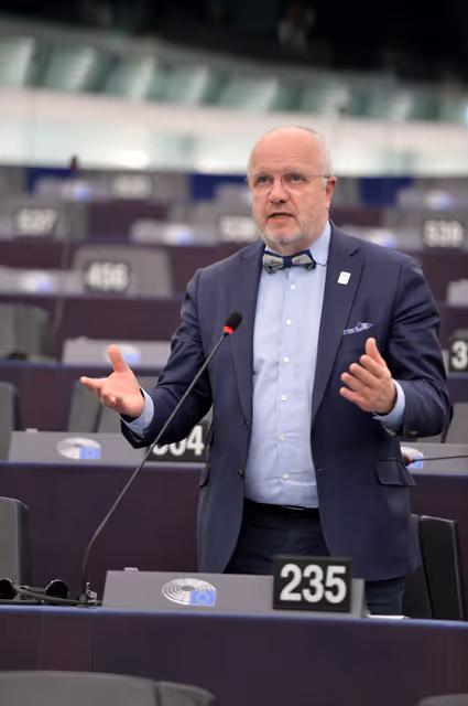 Photo 6 : EP Plenary session - Commission statement - The use of Russian frozen assets to support Ukraine’s victory and reconstruction