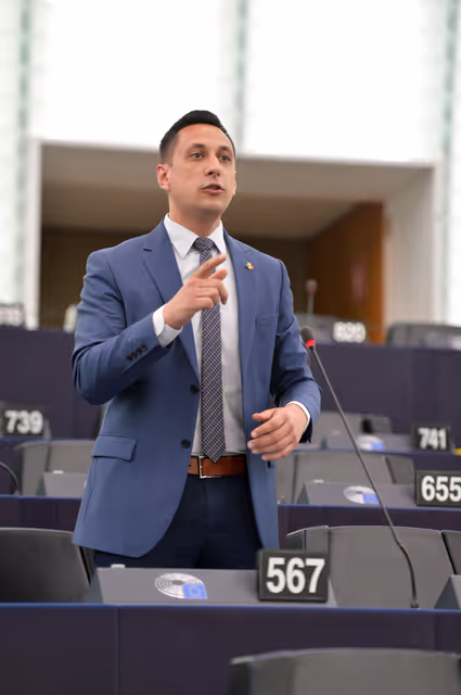 Photo 5 : EP Plenary session - Commission statement - The use of Russian frozen assets to support Ukraine’s victory and reconstruction