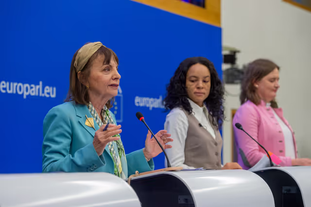 Photo 15: Press conference on the adoption of the Forced Labour Regulation