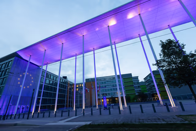 Zdjęcie 6: 20th Anniversary of the 2004 EU Enlargement - Parliament’s seats illumination