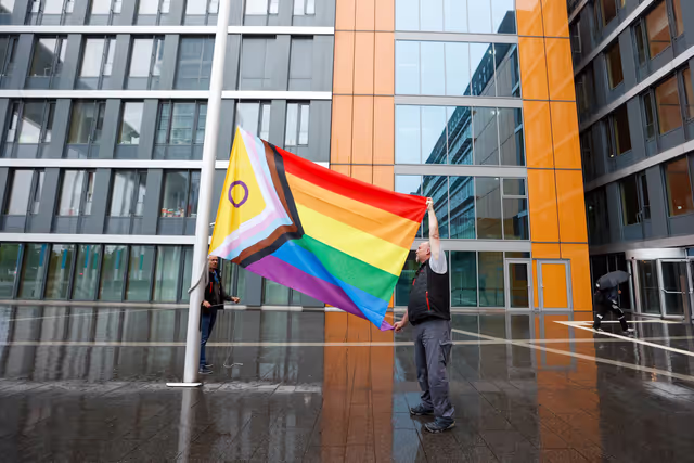 Fotografia 33: International Day Against Homophobia, Biphobia, Intersexism and Transphobia (IDAHOBIT) - Rainbow flag next to the EP buildings