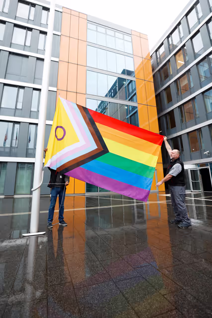 Fotografia 32: International Day Against Homophobia, Biphobia, Intersexism and Transphobia (IDAHOBIT) - Rainbow flag next to the EP buildings
