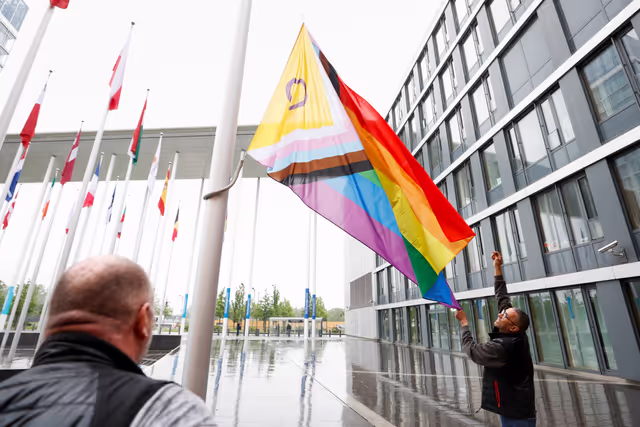 Fotografia 29: International Day Against Homophobia, Biphobia, Intersexism and Transphobia (IDAHOBIT) - Rainbow flag next to the EP buildings