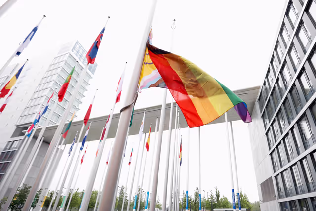Fotografia 31: International Day Against Homophobia, Biphobia, Intersexism and Transphobia (IDAHOBIT) - Rainbow flag next to the EP buildings