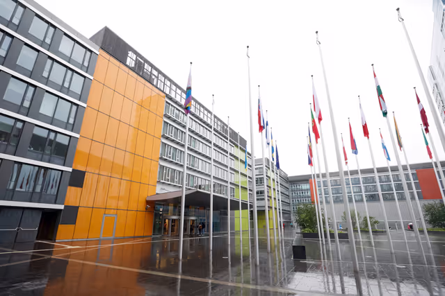 Fotografia 18: International Day Against Homophobia, Biphobia, Intersexism and Transphobia (IDAHOBIT) - Rainbow flag next to the EP buildings