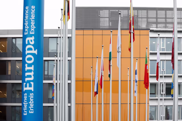 Fotografia 16: International Day Against Homophobia, Biphobia, Intersexism and Transphobia (IDAHOBIT) - Rainbow flag next to the EP buildings
