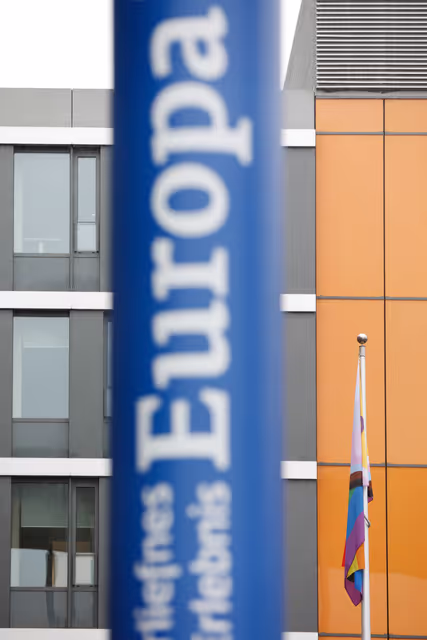 Fotografia 14: International Day Against Homophobia, Biphobia, Intersexism and Transphobia (IDAHOBIT) - Rainbow flag next to the EP buildings