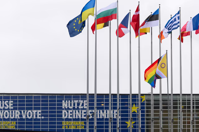 Fotografia 27: International Day Against Homophobia, Biphobia, Intersexism and Transphobia (IDAHOBIT) - Rainbow flag next to the EP buildings