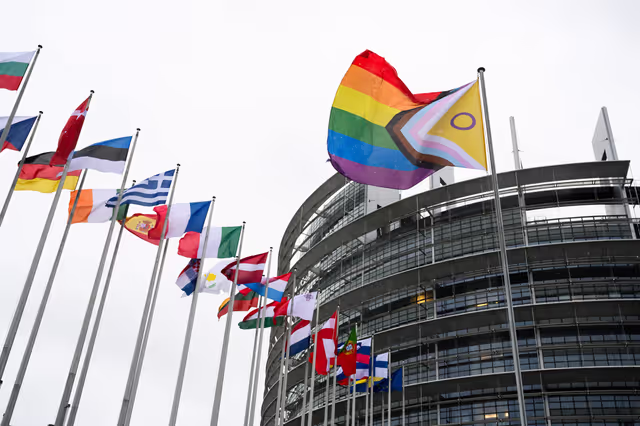 Fotografia 20: International Day Against Homophobia, Biphobia, Intersexism and Transphobia (IDAHOBIT) - Rainbow flag next to the EP buildings