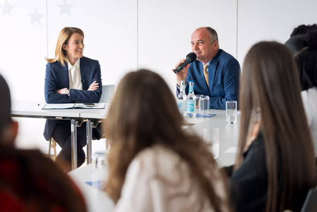 Fotagrafa 5: Official visit by Roberta METSOLA, EP President to Berlin (Germany) - Round-table discussion with young people