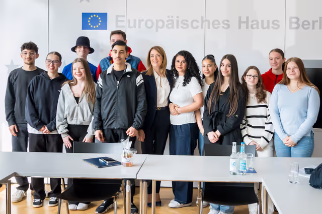 Fotagrafa 1: Official visit by Roberta METSOLA, EP President to Berlin (Germany) - Round-table discussion with young people