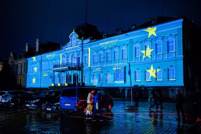 Photo 25: Illuminations: One month to go across the EU.