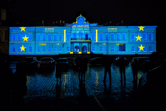 Photo 24: Illuminations: One month to go across the EU.