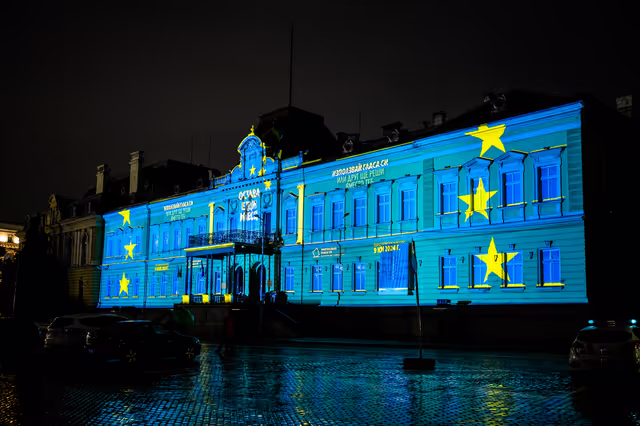 Photo 20: Illuminations: One month to go across the EU.