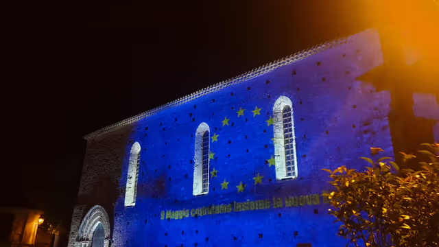 Photo 4: Illuminations: One month to go across the EU.