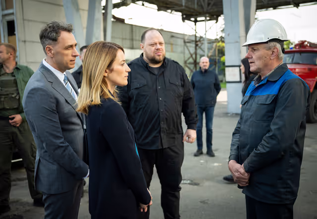 Fotografie 7: Roberta METSOLA, EP President, in Kyiv (Ukraine) on Europe Day - Visit to a damaged power plant and a bombed school