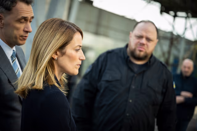 Fotografie 6: Roberta METSOLA, EP President, in Kyiv (Ukraine) on Europe Day - Visit to a damaged power plant and a bombed school