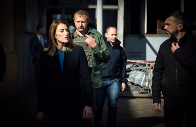 Fotografie 3: Roberta METSOLA, EP President, in Kyiv (Ukraine) on Europe Day - Visit to a damaged power plant and a bombed school