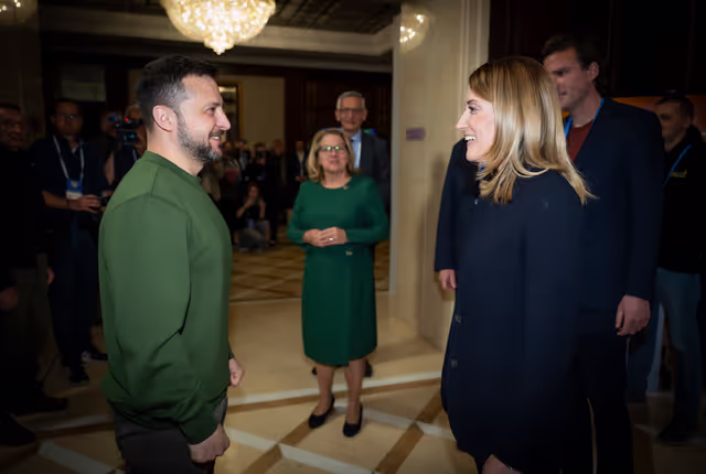 Foto 6: Roberta METSOLA, EP President, in Kyiv (Ukraine) on Europe Day - Attendance and address at the International Summit of Cities & Regions, with Volodymyr ZELENSKYY, President of Ukraine