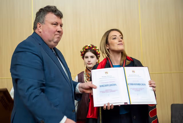 Foto 3: Roberta METSOLA, EP President, in Kyiv (Ukraine) on Europe Day - Receiving the Honorary Doctorate from the Kyiv National Taras Shevchenko University