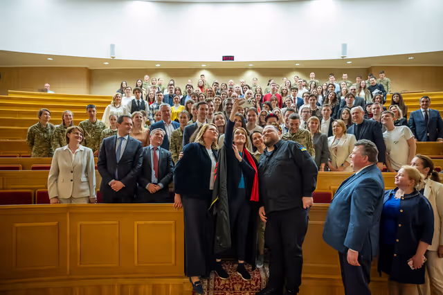 Foto 2: Roberta METSOLA, EP President, in Kyiv (Ukraine) on Europe Day - Receiving the Honorary Doctorate from the Kyiv National Taras Shevchenko University